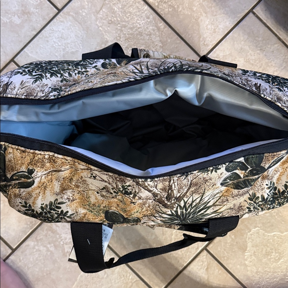 NWT Game Gaurs Camouflage Cooler Bag with Black Straps - Picture 5 of 8